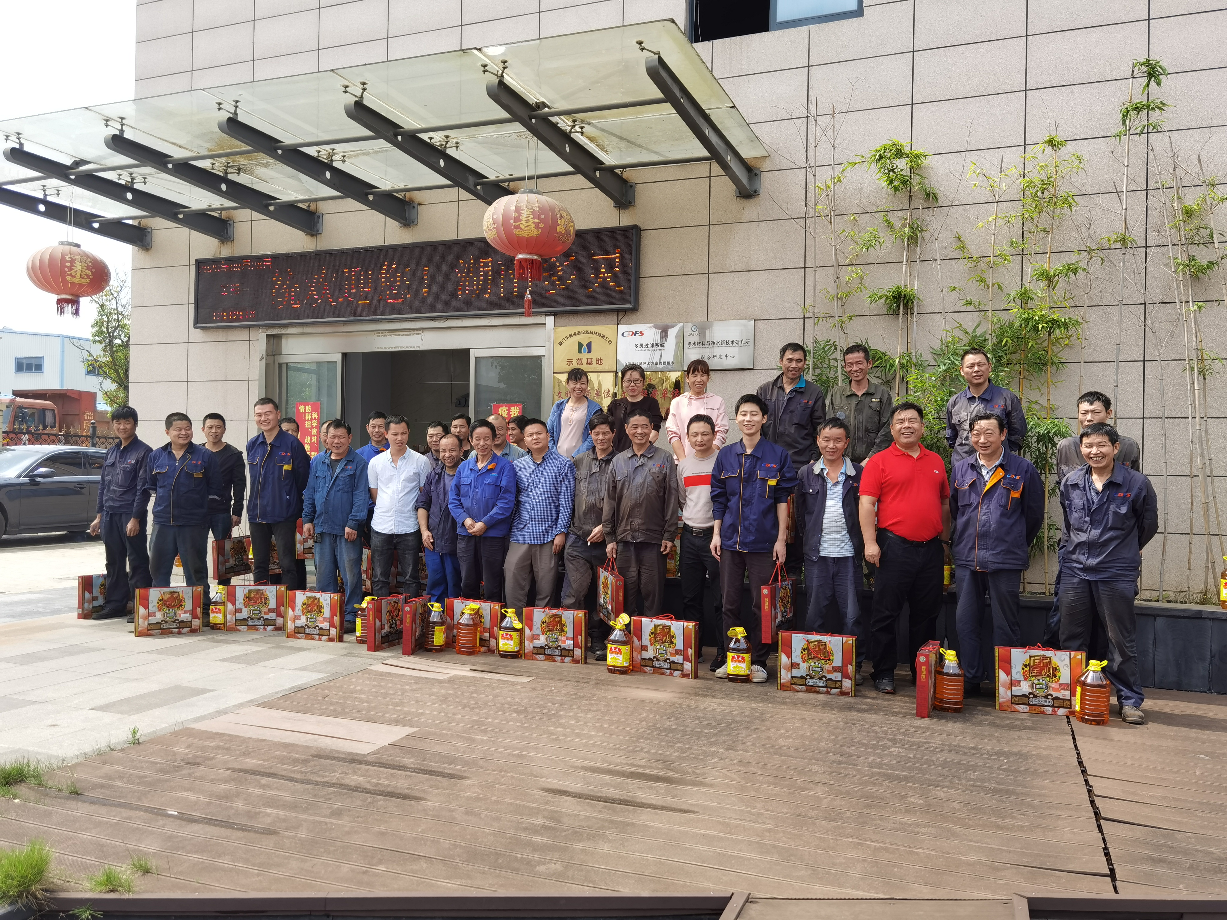 雙節(jié)回家團圓，愛國更愛家！